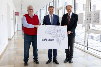 Das Forschungszentrum Pro2Future aus dem UAR Innovation Network arbeitet mit zwei Instituten der Johannes Kepler Universität Linz zusammen – mit dem Institut für Pervasive Computing unter der Leitung von Univ.-Prof. Dr. Alois Ferscha und mit dem Institut für Machine Learning von Univ.-Prof. Dr. Sepp Hochreiter – die beide auch in Pro2Future tätig sind. V.l.: Univ.-Prof. Dr. Sepp Hochreiter, Wirtschafts- und Forschungs-Landesrat Markus Achleitner und Univ.-Prof. Dr. Alois Ferscha. © Land OÖ/Margot Haag