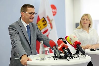 Wirtschafts-Landesrat Markus Achleitner und Dr.in Sandra Zimmermann (Head of Scientific Dialogue WifOR Institute) © Land OÖ/Denise Stinglmayr