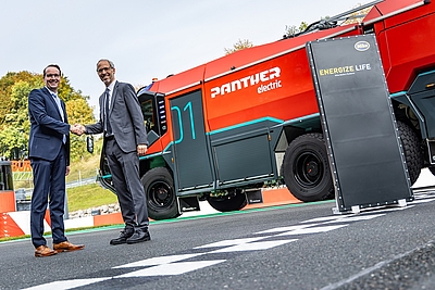 Markus Schachner (Rosenbauer Group) und Stefan Gaigg (Miba Battery Systems) vor dem neuen PANTHER electric